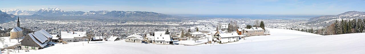 Paysage de montagnes et de vallées en Suisse